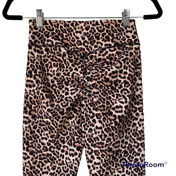 Zyia Brilliant Leopard Scrunchy butt Leggings - Picture 7 of 16